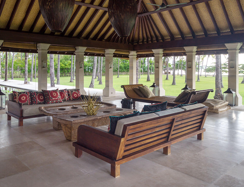 Sira Beach House - Living area with a view